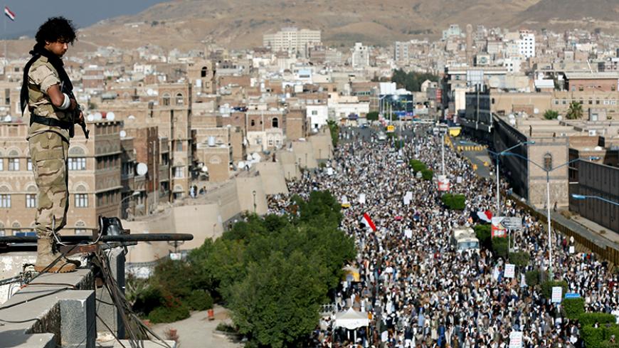 A Houthi militant stands guard on the roof of a building overlooking a rally attended by supporters of the Houthi movement in Sanaa, Yemen March 3, 2017. REUTERS/Khaled Abdullah - RTS11BPD